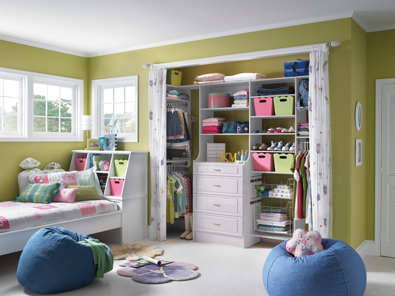 girl's bedroom closet